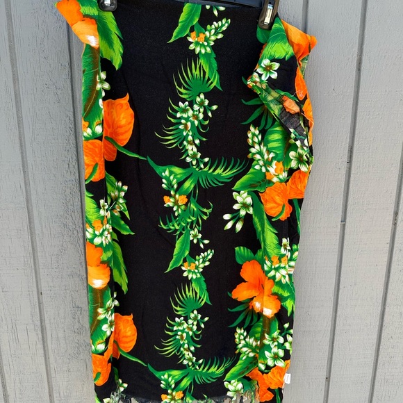 Heart Shaped Hawaiian Flowers Sarong - Picture 2 of 7